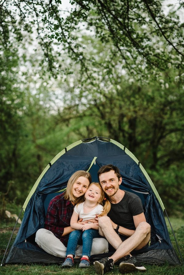 Le Camping Le Garrigon dispose-t-il de zones de jeux pour enfants ?